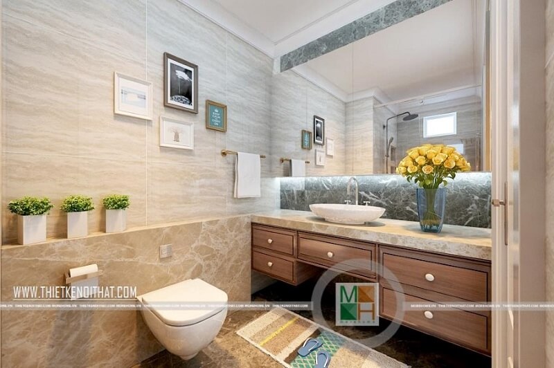 Thiết kế phòng tắm chung cư hiện đại với trang thiết bị vệ sinh cao cấp kết hợp kệ tủ gỗ màu óc chó mang đến sự sang trọng và tinh tế. Thiết kế chung cư