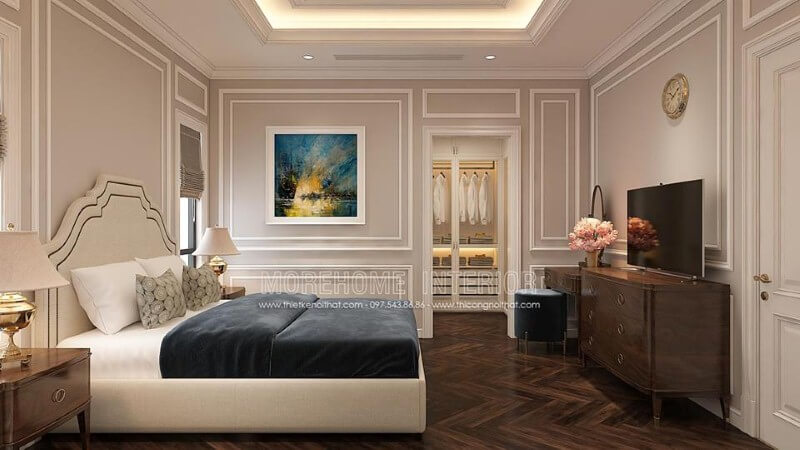 Sắp xếp nội thất phòng ngủ tân cổ điển nhẹ nhàng, sang trọng với giường bọc nệm trắng, kệ tivi gỗ óc chó cao cấp. Thiết kế nội thất phòng ngủ biệt thự