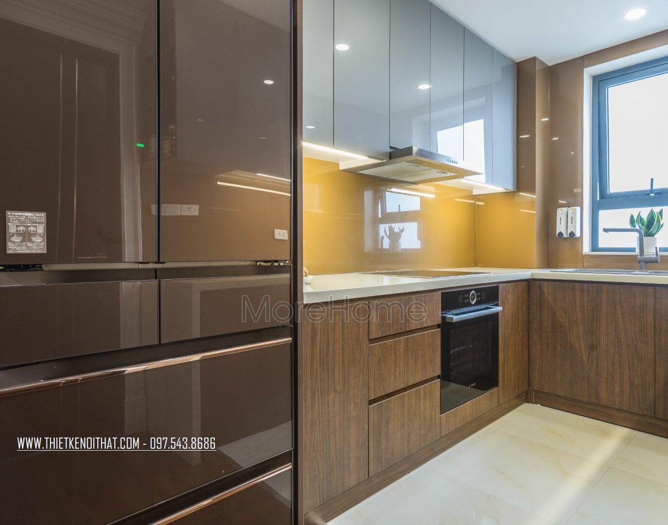 Nhờ ánh sáng từ cửa sổ giúp phòng bếp luôn đủ đầy ánh sáng và hợp phong thủy Tủ bếp đẹp, sang trọng và đẳng cấp