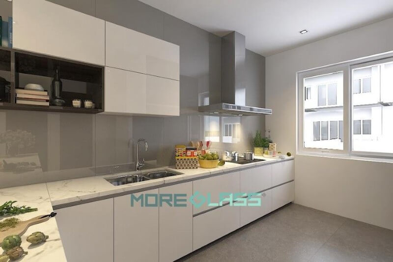 Mẫu kính bếp cường lực màu ghi đậm cùng với màu trắng của tủ bếp là sự kết hợp hài hòa được nhiều khách hàng yêu thích. Thiết kế nội thất phòng bếp