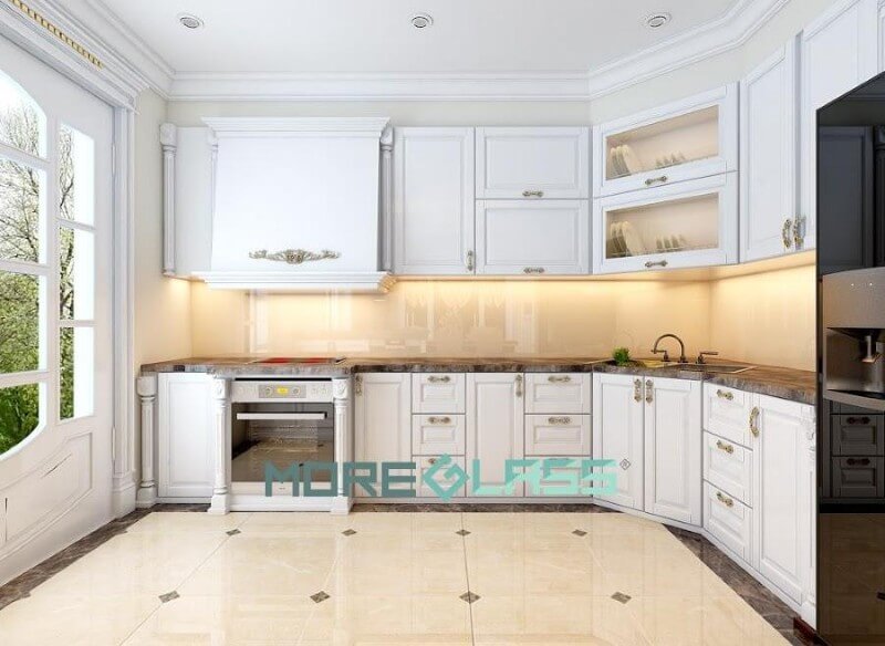 Thiết kế mẫu kính ốp bếp màu kem nhẹ nhàng kết hợp với tủ bếp cùng gam màu cho phòng bếp thêm ấm cúng Thiết kế phòng bếp, tủ bếp đẹp