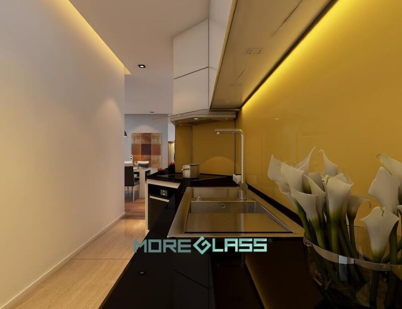 Bố trí mẫu kính ốp bếp màu vàng thư tươi tắn cho không gian phòng bếp thêm mới lạ đầy sức sống.