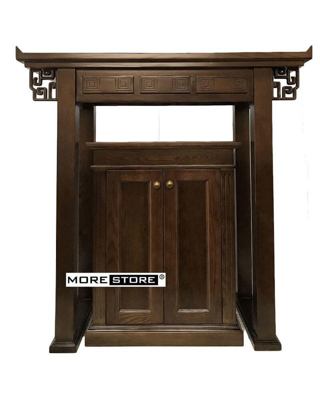 Mẫu bàn thờ gỗ sồi màu nâu trầm cao cấp với kích thích nhỏ gọn phù hợp với căn hộ chung cư giúp tiết kiệm diện tích không gian.