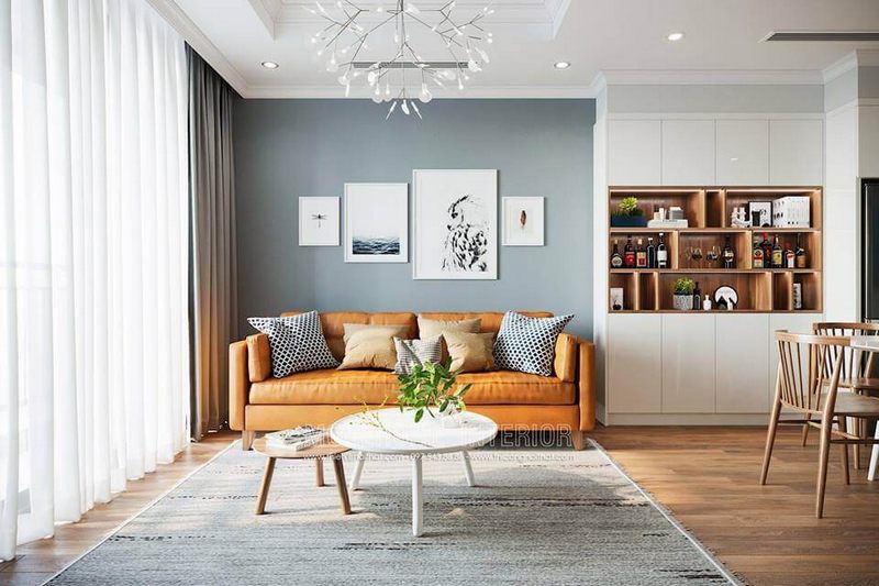 Mảng tường đối diện được đặt 1 chiếc kệ tivi bằng gỗ kiểu cách hiện đại chi tiết đơn giản nhưng tiện nghi nhất định. Chiếc kệ trang trí ngang được đặt trên cao giúp cho mảng tường không còn trống trải.