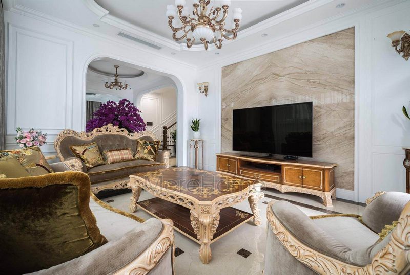 Bộ bàn ghế sofa nệm bọc nỉ với khung gỗ màu nâu được thiết kế tập trung vào từng chi tiết phong thủy Á - Đông Âu để tạo ra sự hài hòa.