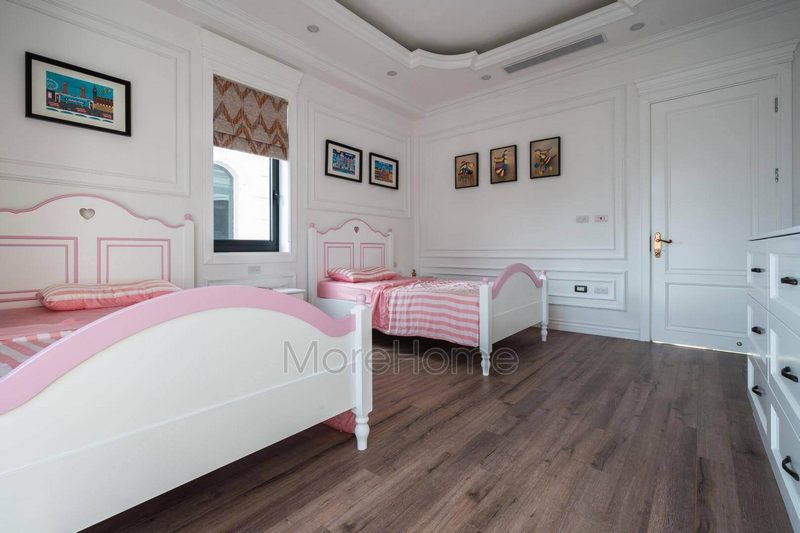 của bé Giường ngủ dành cho bé gái được làm từ chất liệu gỗ công nghiệp cao cấp màu sáng tươi tắn đảm bảo sức khỏe tốt nhất cho bé.